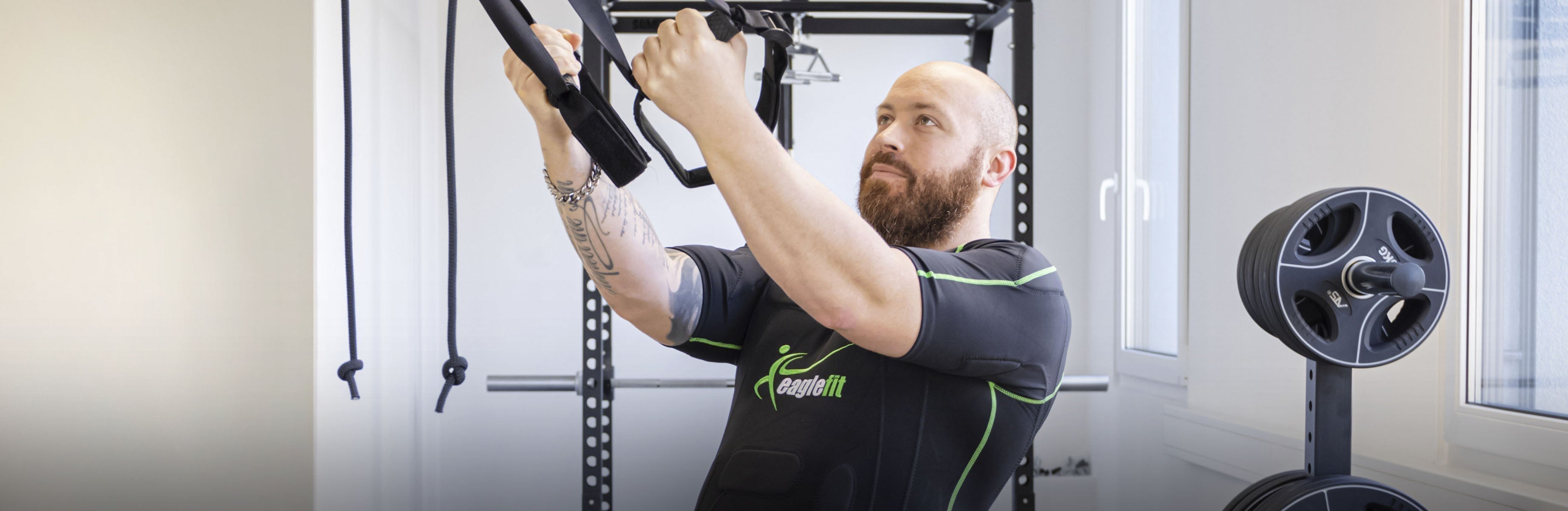 Person beim Training am Sling-Trainer