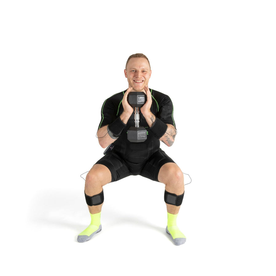 Personne s'entraînant aux squats dans le Suit eaglefit CONNECT EMS