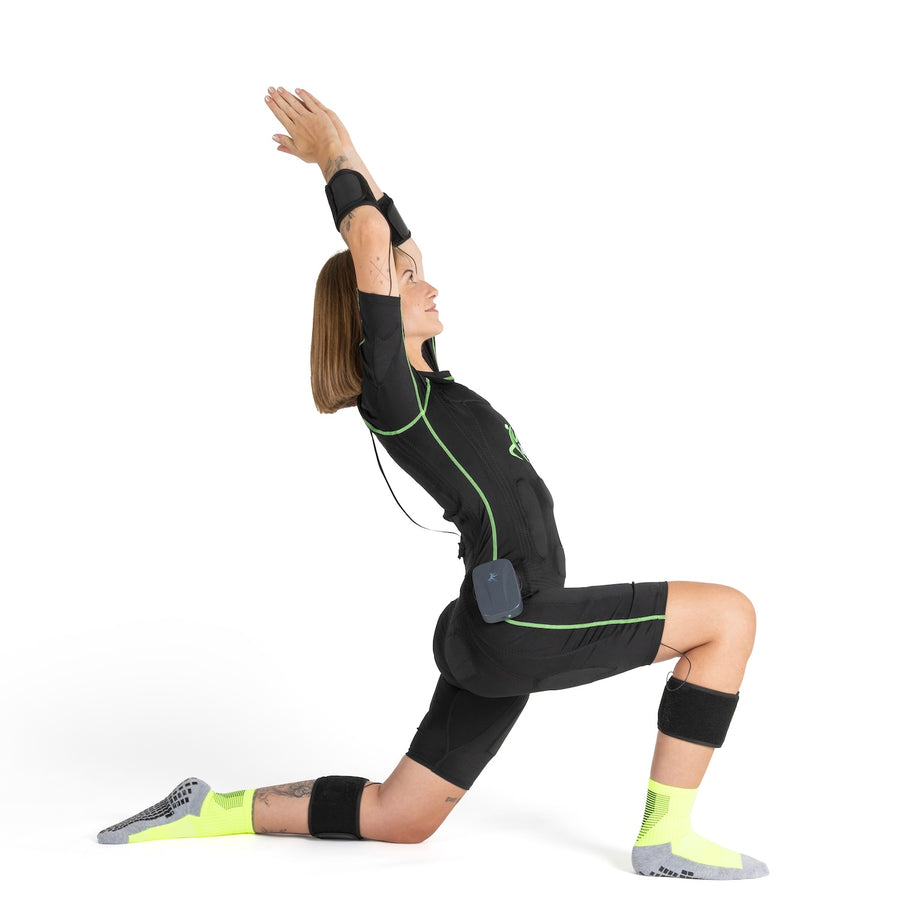 Personne effectuant un exercice de mobilité dans le Suit eaglefit CONNECT EMS