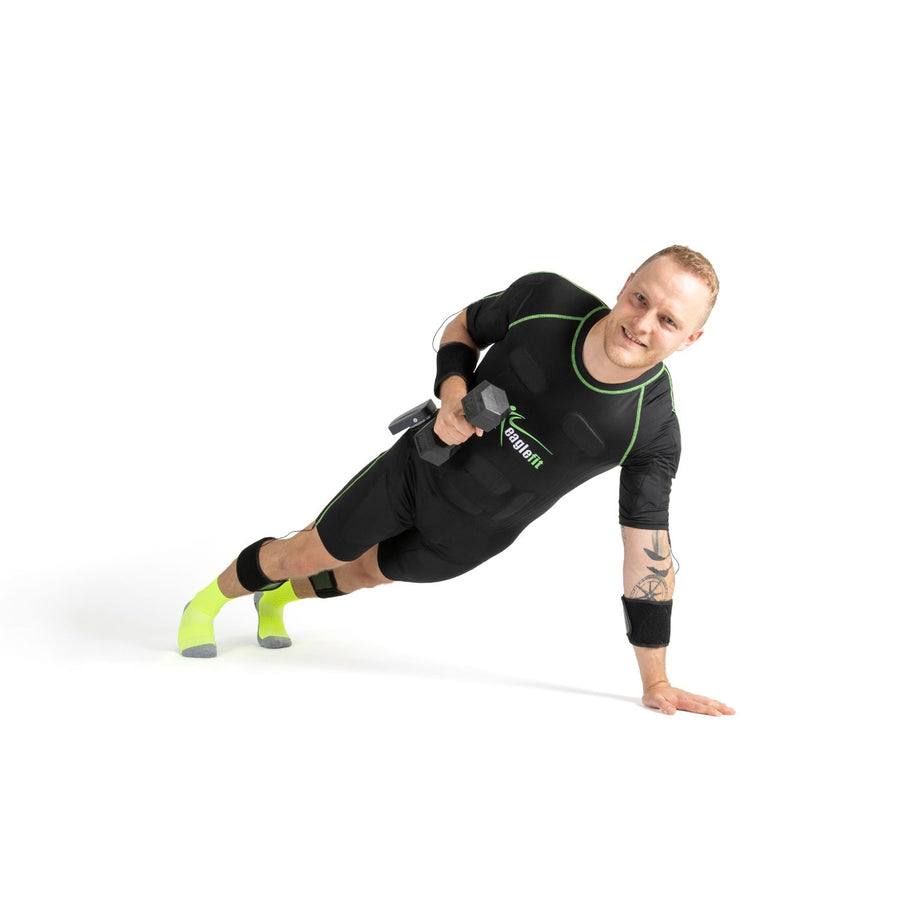 Personne s'entraînant avec un haltère dans le Suit eaglefit CONNECT EMS